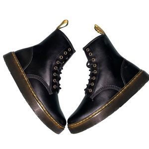 Best 25+ Deals for Dr Martens Airwair Boots | Poshmark 安いストア Dr.martens. Airwair ブーツ